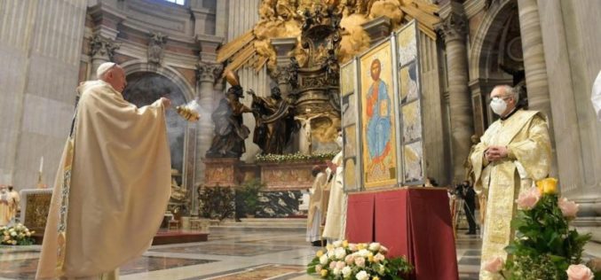 Папата Фрањо ја предводеше воскресната света Литургија во базиликата Свети Петар