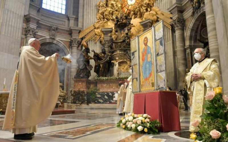 Папата Фрањо ја предводеше воскресната света Литургија во базиликата Свети Петар