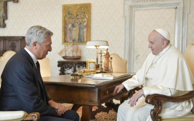 Папата Фрањо се сретна со комесарот за бегалци на ООН Гранди