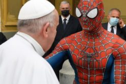 Папата се сретна со млад човек облечен како Спајдермен