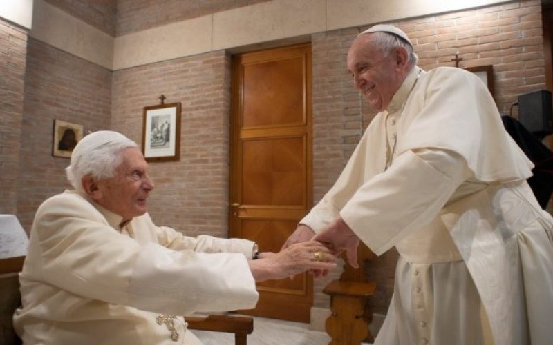 Папата Фрањо му го честита на почесниот папа Бенедикт XVI јубилејот 70 години свештенство