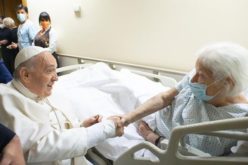 Папата ќе остане уште неколку дена во болница