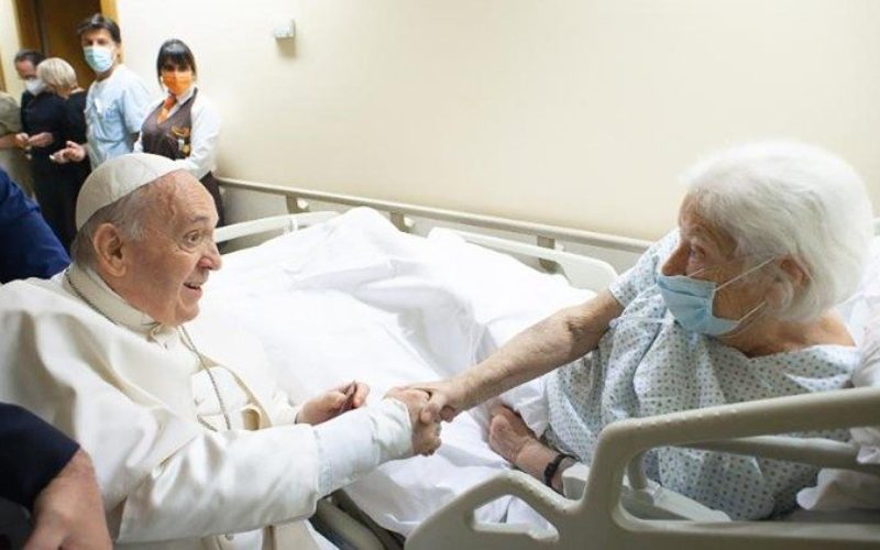 Папата ќе остане уште неколку дена во болница