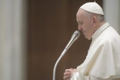 Папата изрази сочувство по повод убиството на свештеникот во Франција