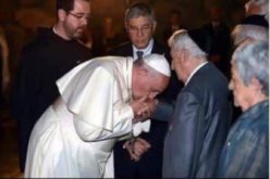 Проверка на факти: Дали Папата навистина му бакнува рака на Рокфелер?!!