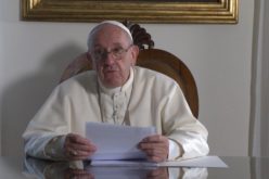 Папата Фрањо: Посвојувањето е христијанска одлука што ве прави плодни