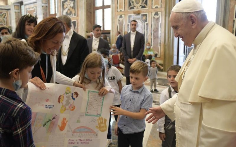 Папата до членовите на Фондацијата Арше: Вашето прифаќање на луѓето во неволји е знак на надеж