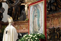 Папата: Марија нѐ учи да го слушаме гласот на заборавените