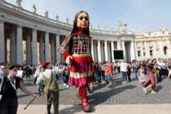 Кукла бегалец на плоштадот Свети Петар