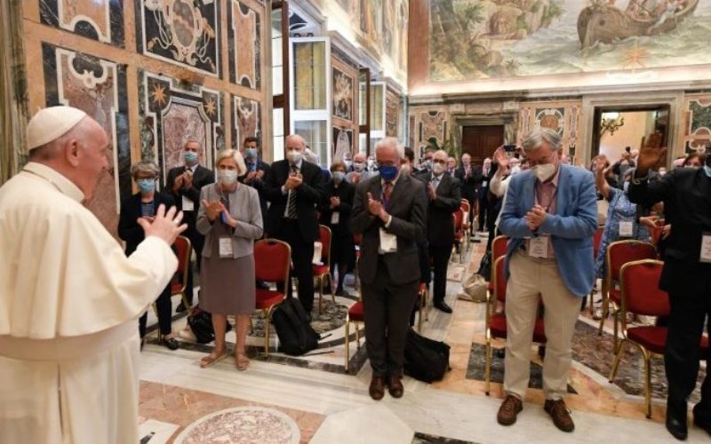 Папата Фрањо: Не смееме да бидеме глуви на плачот на Земјата и плачот на сиромашните