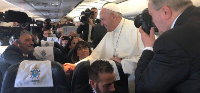 Папата до медиумите и новинарите: „Слушајте!“