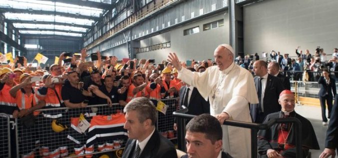 Папата: Нема да се изморам да зборувам за достоинството на работата