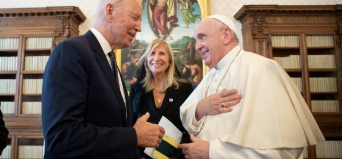 Папата го прими во аудиенција американскиот претседател Бајден