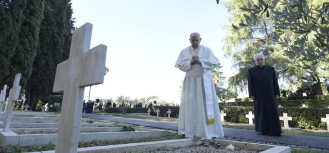 Папата: Гробовите на починатите во војна се крик за мир