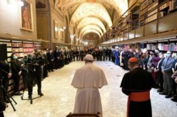 Папата отвори нов изложбен простор во Ватиканската библиотека
