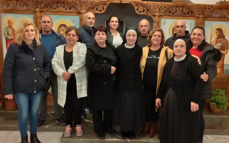 Верниците од Моин заедно со сестрите Евхаристинки молат за успех на Синодата