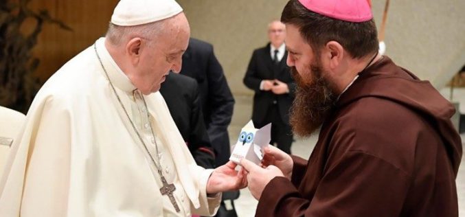 Необичен подарок за папата Фрањо, мисиска касичка во облик на був