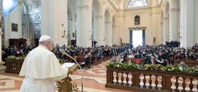 Папата во Асизи: Не се слушаат потребите на сиромашните