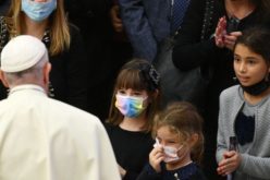 Папата Фрањо до младите: Ширете го Божјото сочувство и нежност