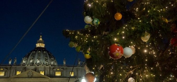 Папата: Божиќната убавина блеска во мали конкретни гестови на љубов