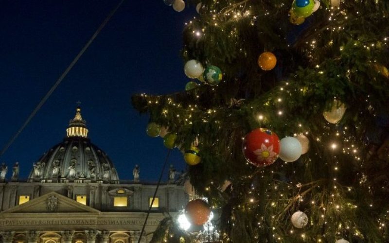 Папата: Божиќната убавина блеска во мали конкретни гестови на љубов