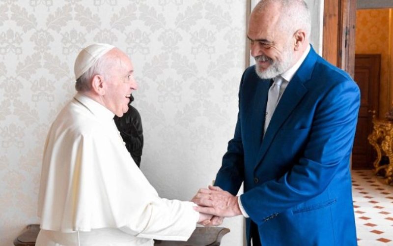 Папата Фрањо го прими албанскиот премиер Еди Рама