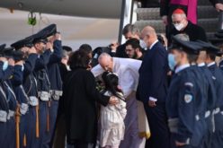 Папата Фрањо пристигна во Грција