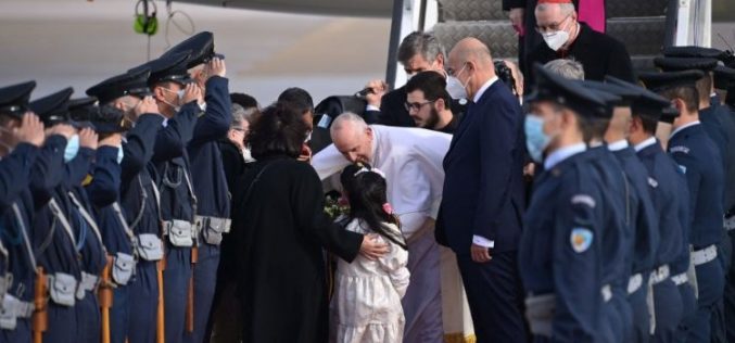 Папата Фрањо пристигна во Грција