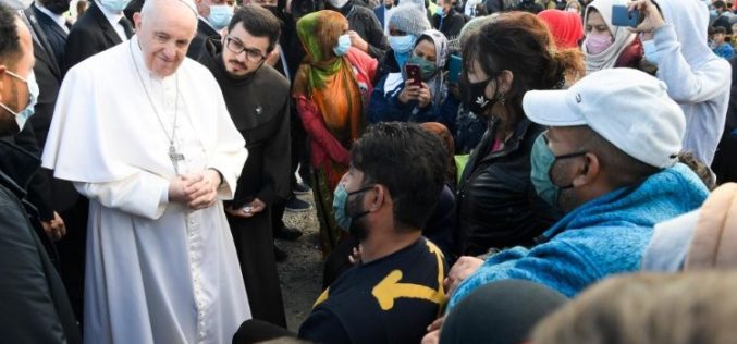 Папата на Лезбос: Да го запреме овој бродолом на цивилизацијата