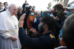 Папата: Да ги гледаме во очи отфрлените луѓе со кои се среќаваме