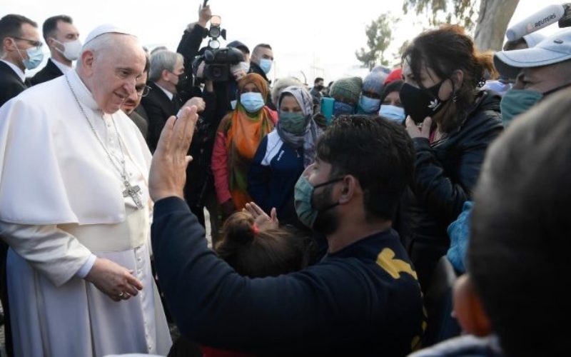 Папата: Да ги гледаме во очи отфрлените луѓе со кои се среќаваме