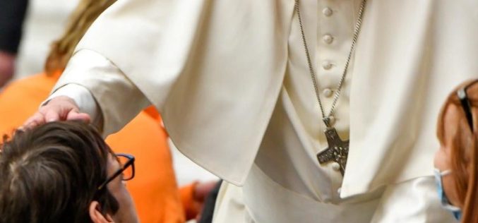Папата: Грижата за лицата со посебни потреби е размена на дарови