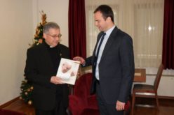 Бискупот Стојанов го прими првиот примерок од Монографијата ,,Историска посета на Светиот Отец – прво македонско добредојде за папата Франциск“