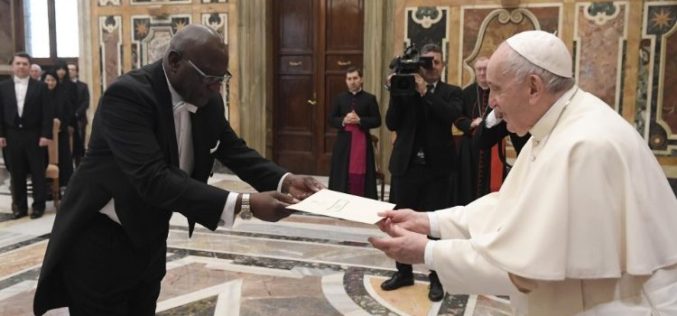 Папата до новите амбасадори: Вакцината треба да се обезбеди за сите; тоа е прашање на праведност