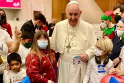 Папата Фрањо: Забележете ги потребите на луѓето