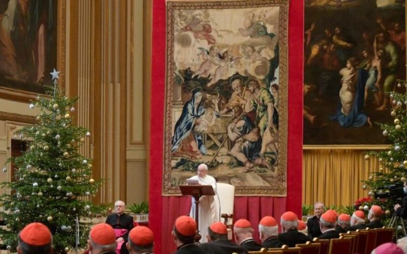 Папата до Римската курија: Поуката од Божиќ е понизноста