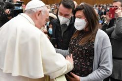 Папата до вработените во Ватикан: Семејството е привилегирано место каде што се покажува Божјата Промисла