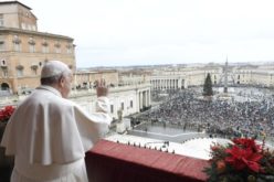 Urbi et orbi. Папата: Со доаѓањето на светот Бог го воплоти патот на средба и дијалог