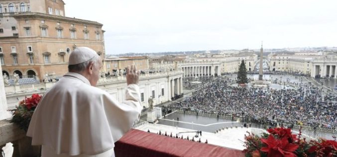 Urbi et orbi. Папата: Со доаѓањето на светот Бог го воплоти патот на средба и дијалог