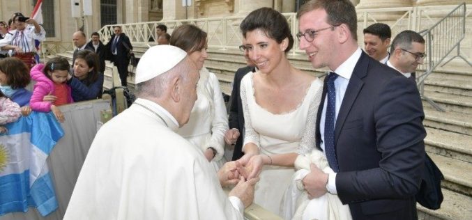 Светиот Отец испрати порака до сопружниците: Бракот е важен за градење култура на средба