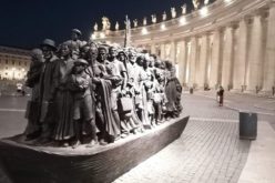 На споменикот на мигрантите на плоштадот Свети Петар е поставен QR-код