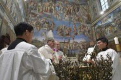 Папата Фрањо крсти шеснаесет деца во Сикстинската капела
