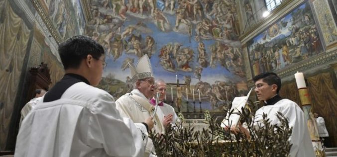 Папата Фрањо крсти шеснаесет деца во Сикстинската капела