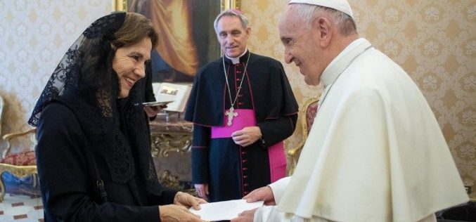 Амбасадорката на Франција во Светиот Престол: Разбрав што е Црква