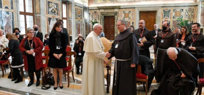 Папата: Комуникацијата треба да помогне во градењето на братството