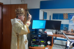 Владиката Стојанов го подели богојавленскиот благослов на студиото на Радио Марија
