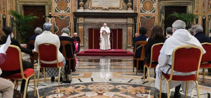 Папата: Грижете се за младите и оние кои страдаат од пандемијата