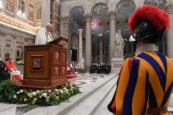 Папата: Да го молиме Бога за храброст и понизност за да му се поклониме на Бога на истиот олтар