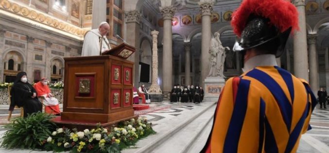 Папата: Да го молиме Бога за храброст и понизност за да му се поклониме на Бога на истиот олтар
