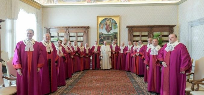 Папата до членовите на Римската рота: Слушање и расудување